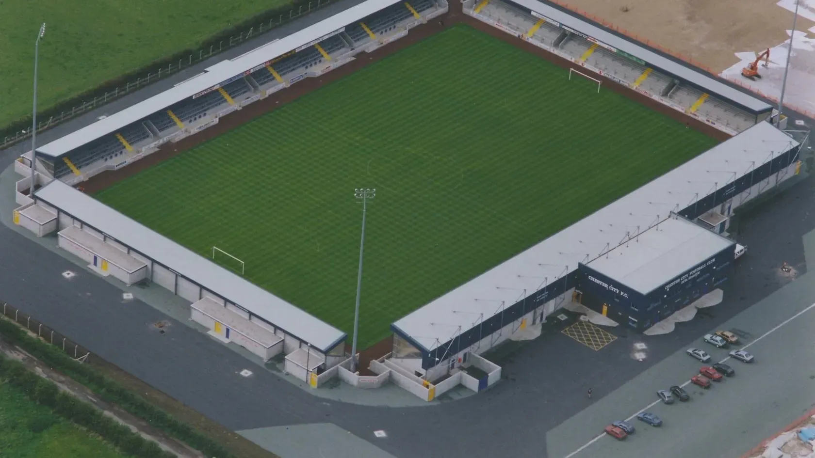 1992 januárjában és augusztusban készült fotók. Alig nyolc hónap alatt épült fel a Deva Stadium (Forrás: chesterfootballhistory.com)