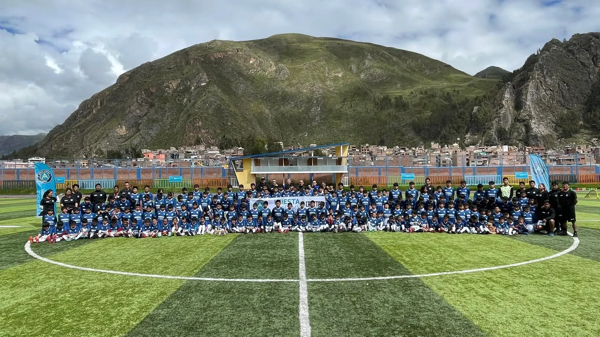 A perui Huancavelica településen 200 fiú és lány kap ösztöndíjat (Fotó: Iniesta Academy Perú)