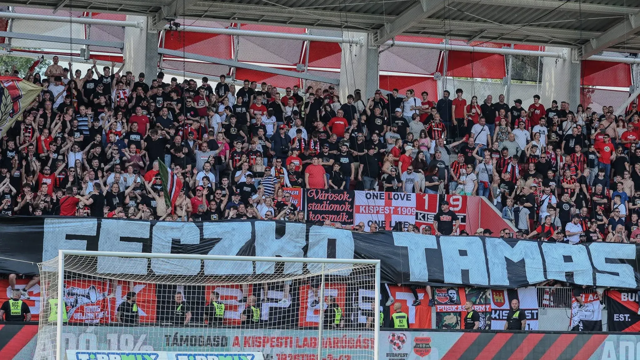 A szurkolók kiálltak az edző mellett (Fotó: Kispest-Honvéd Futball Club Facebook)