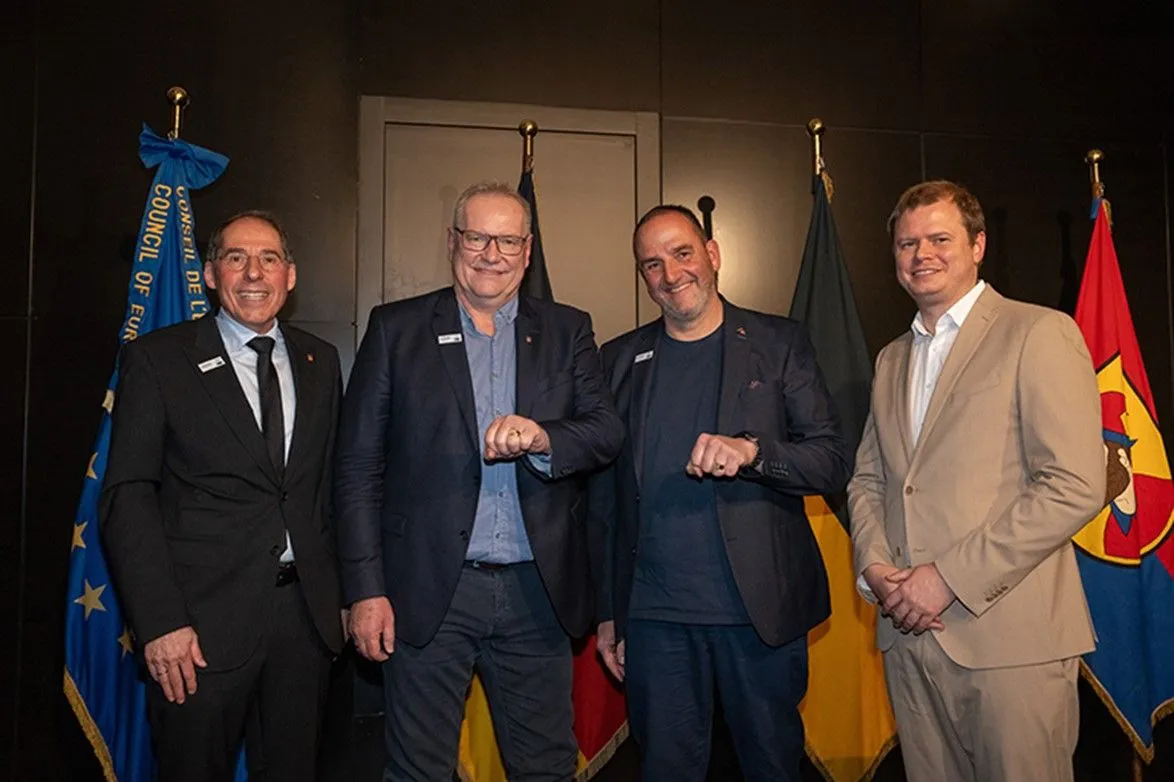 A polgármesteri hivatalban kapták meg a klub vezetői a tiszteletgyűrűket, az átadó ünnepségen – balról jobbra – Bernhard Ilg, a klub felügyelőbizottságának vezetője, Sanwald, Schmidt és Michael Salomo, a heidenheimi polgármester vett részt (Forrás: FCH)