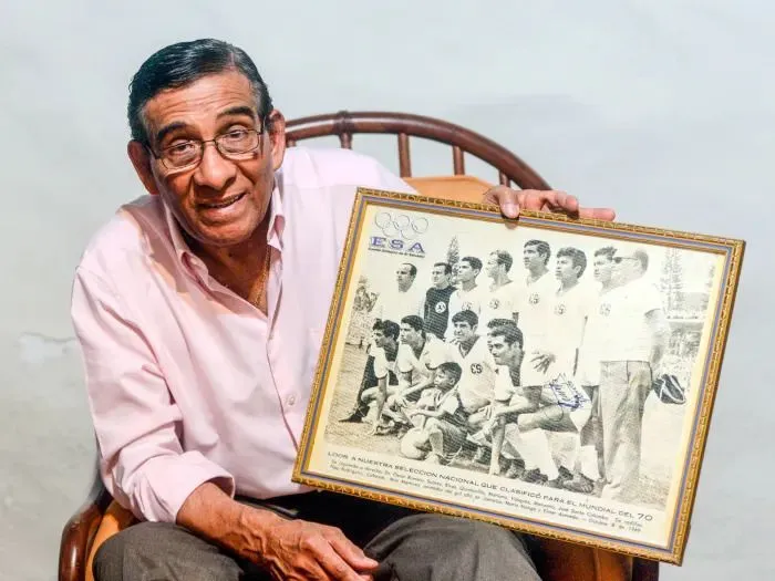 Salvador Mariona az 1970-es salvadori vb-csapat fotójával (Fotó: AFP/Getty Images)