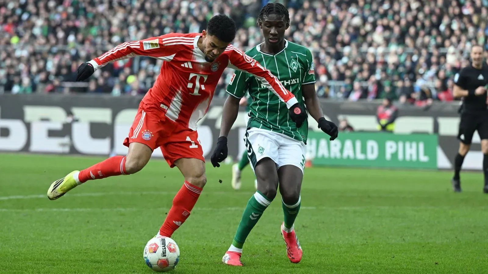 A fiatal bekk a liga legjobbjai ellen is helytállt (Fotó: Carmen Jaspersen /DPA)