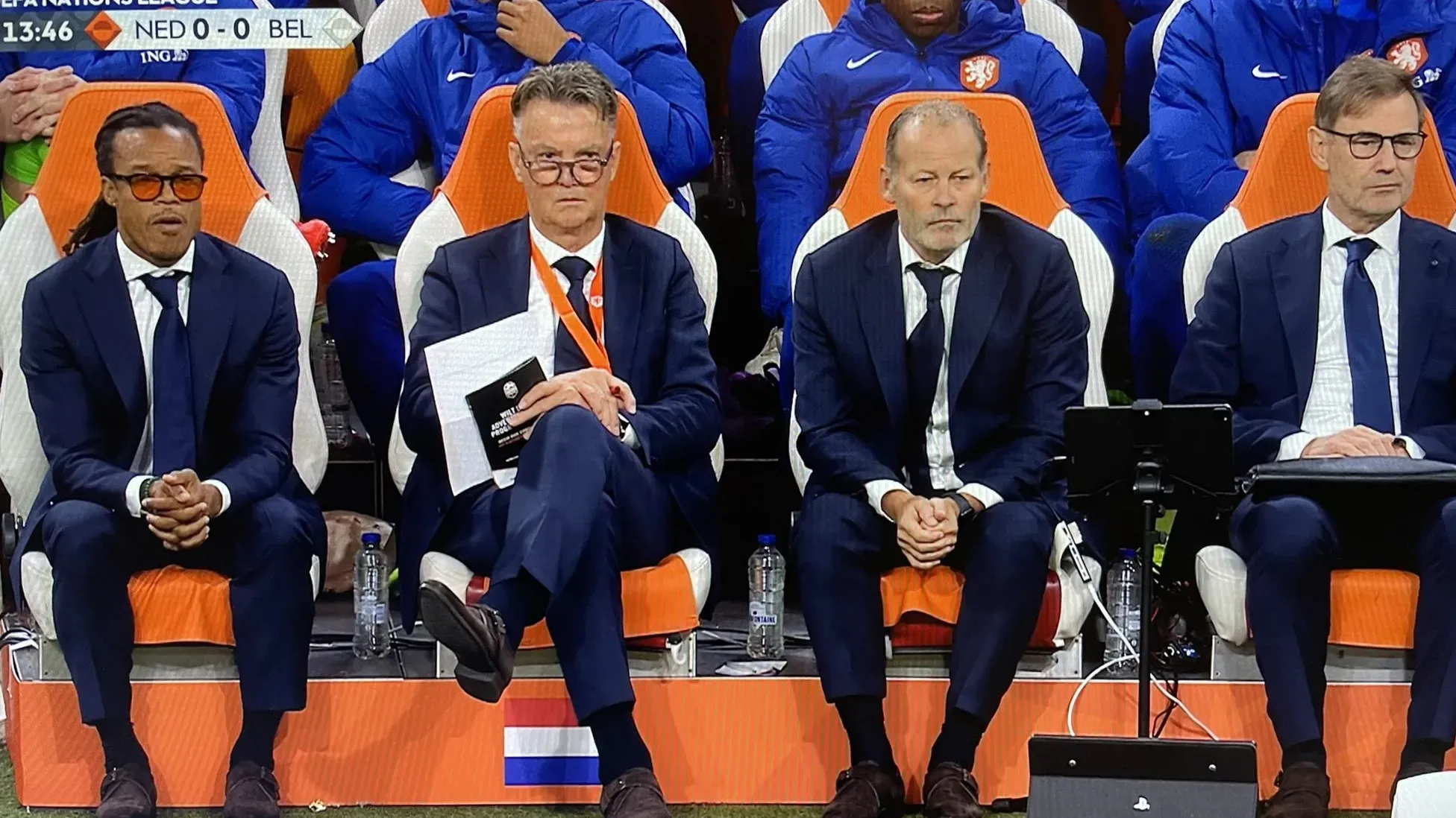Balról jobbra: Davids, Louis van Gaal, Danny Blind, egy negyedik stábtag (Forrás: Ziggo Sport X)