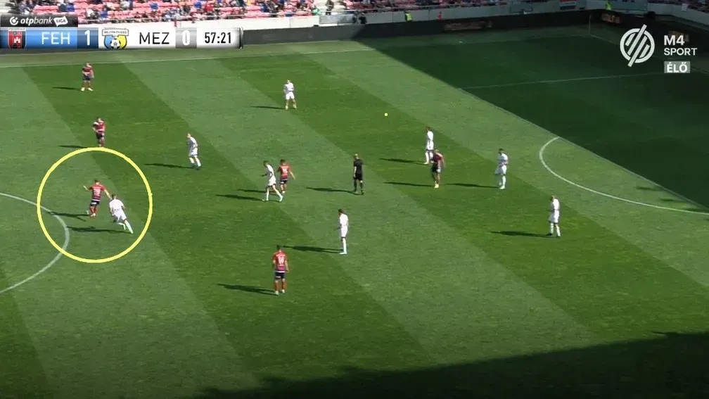 Természetes előfordulási helye a pálya közepe, szinte minden támadásban részt vesz (Forrás: m4sport.hu)