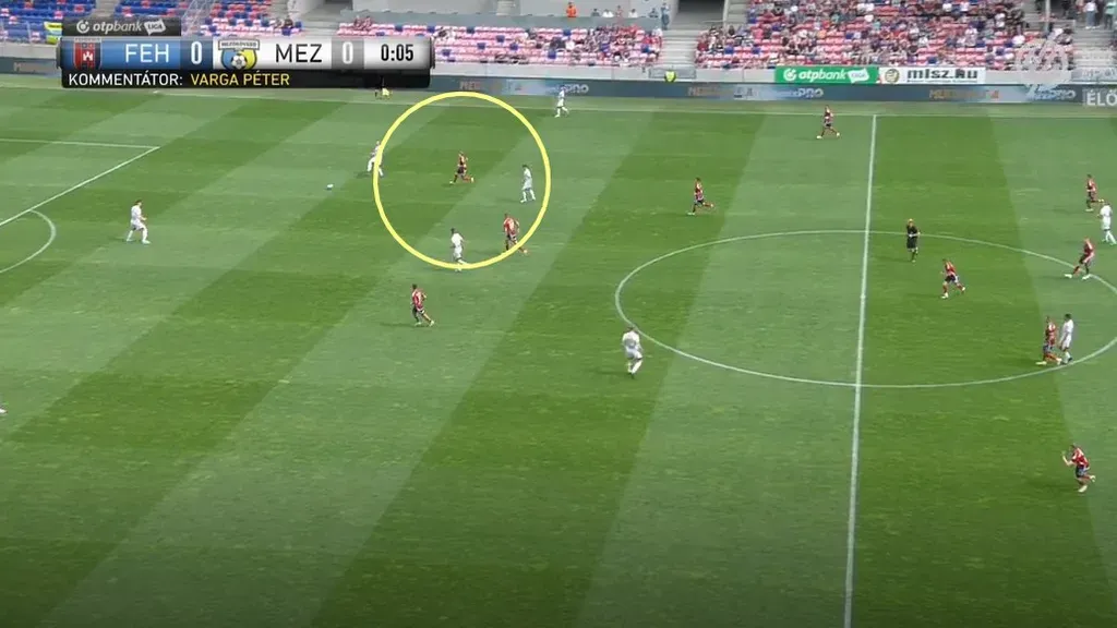 Tobias Christensen a csatárok vonalában kezdi meg a presszinget (Forrás: m4sport.hu)