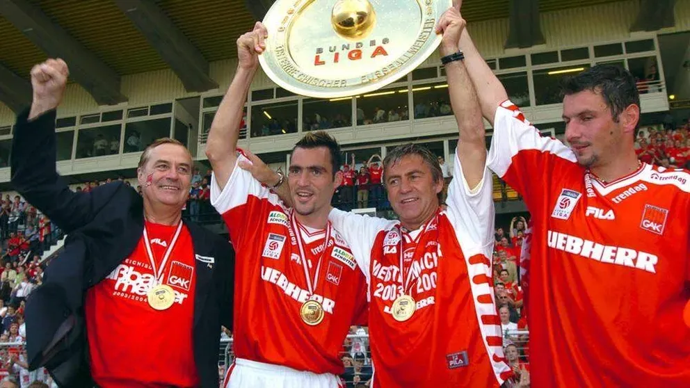 A 2004-es duplázás ünneplése: Roni Roth elnök, Anton Ehmann csapatkapitány, Walter Schachner edző és Roland Kollmann (Fotó: GEPA)