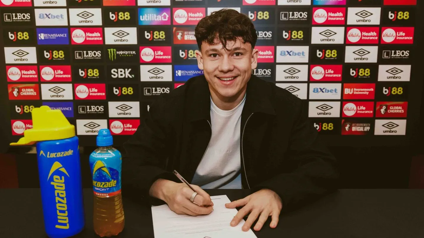 A szignó, ami a világ legerősebb bajnokságában való belépést jelenti Tóth számára (Forrás: AFC Bournemouth)