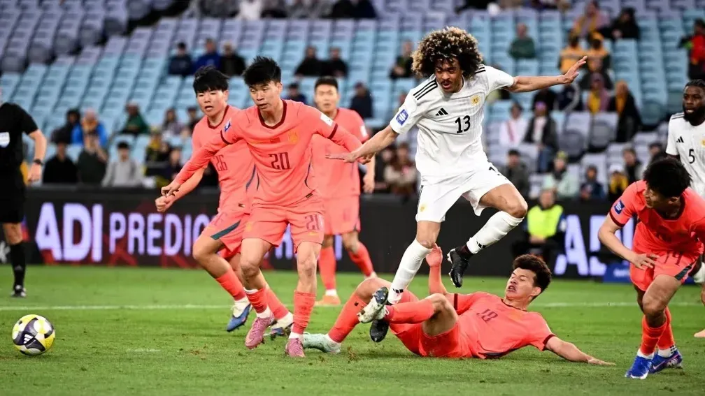 A nemzeti csapat egyik erőssége, Tahith Chong a Kína elleni mérkőzésen (Forrás: EPA)