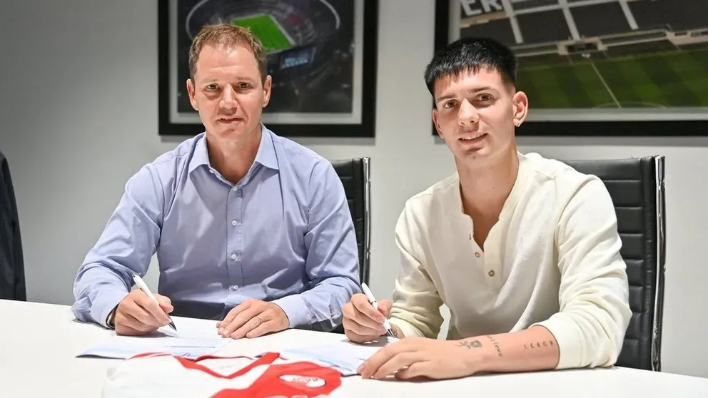 Mastantuono szerződésének aláírása – a River Plate ezt ma már másként csinálná (Forrás: besoccer)