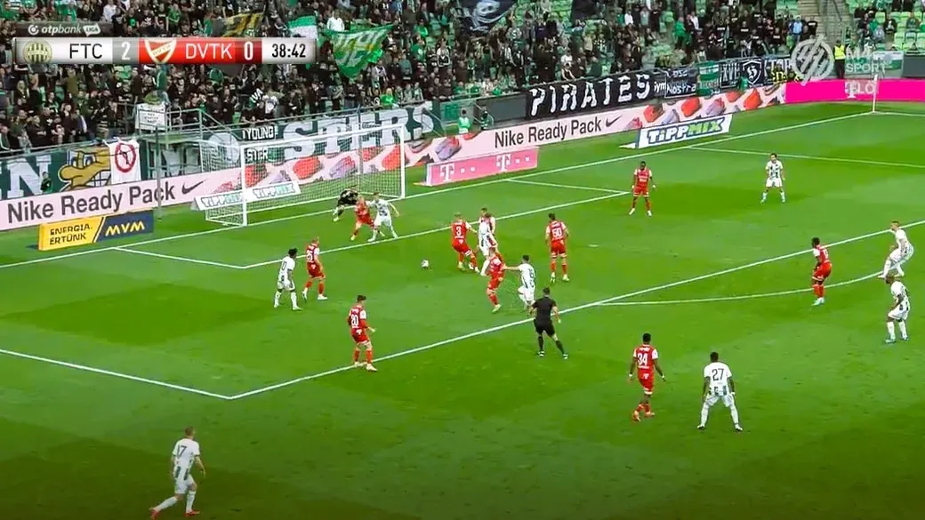 Átlagos meccsszituáció: a komplett vendégcsapat és kilenc ferencvárosi játékos is a DVTK védőharmadában (Forrás: m4sport.hu)