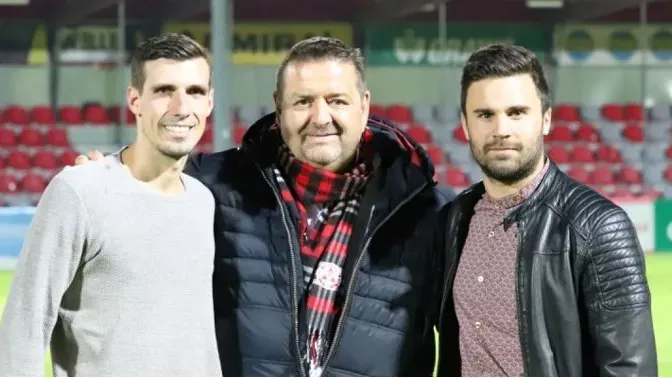 A klubikonnak számító két jó barát, Perchtold és Elsneg 2019-ben az akkori klubelnökkel, Harald Ranneggerrel (Forrás: Grazer AK)