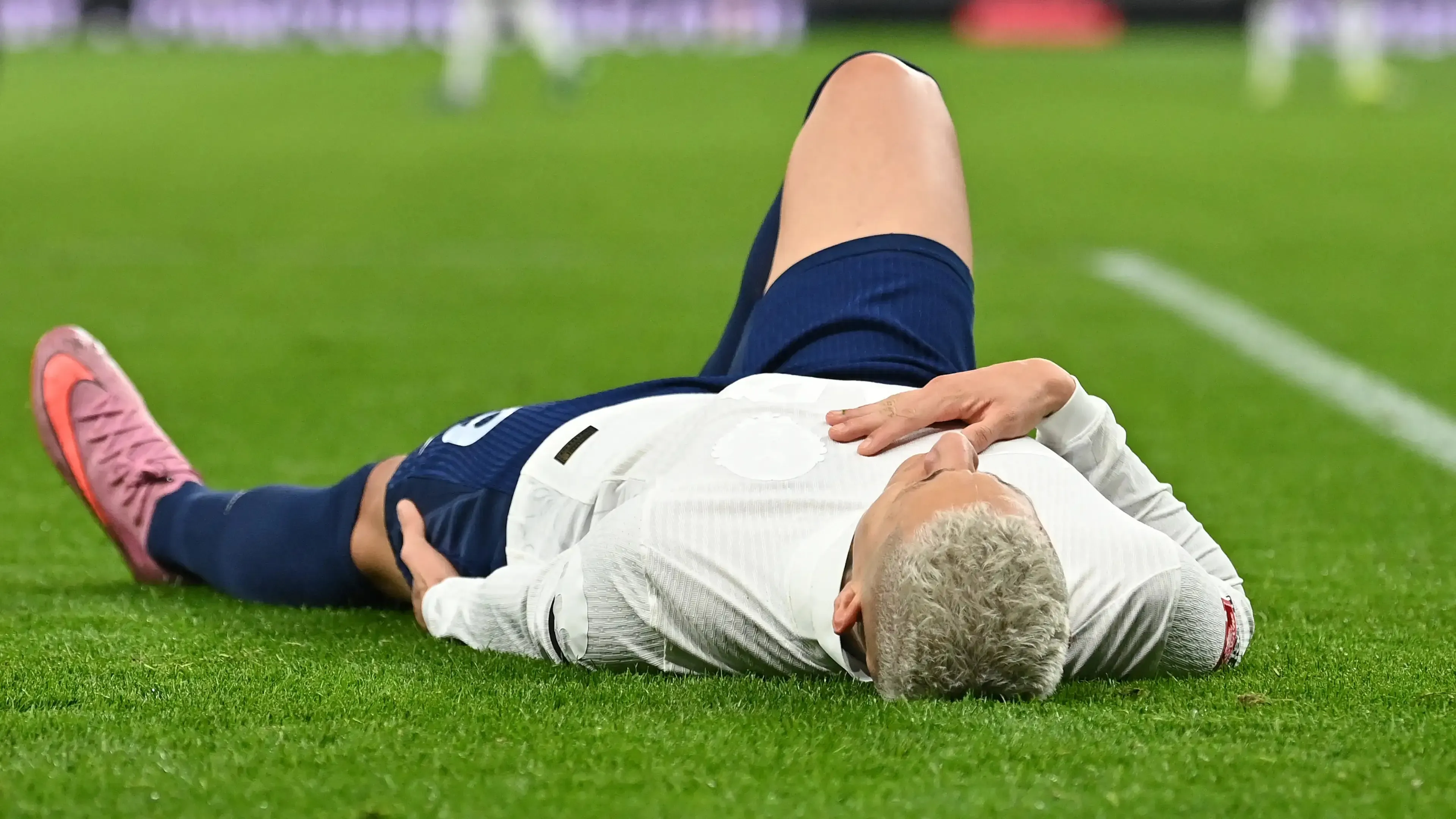 Richarlison és a Spurs nagyon mélyre került. De vajon ki is esik? (Fotó: Glyn Kirk/AFP via Getty Images)
