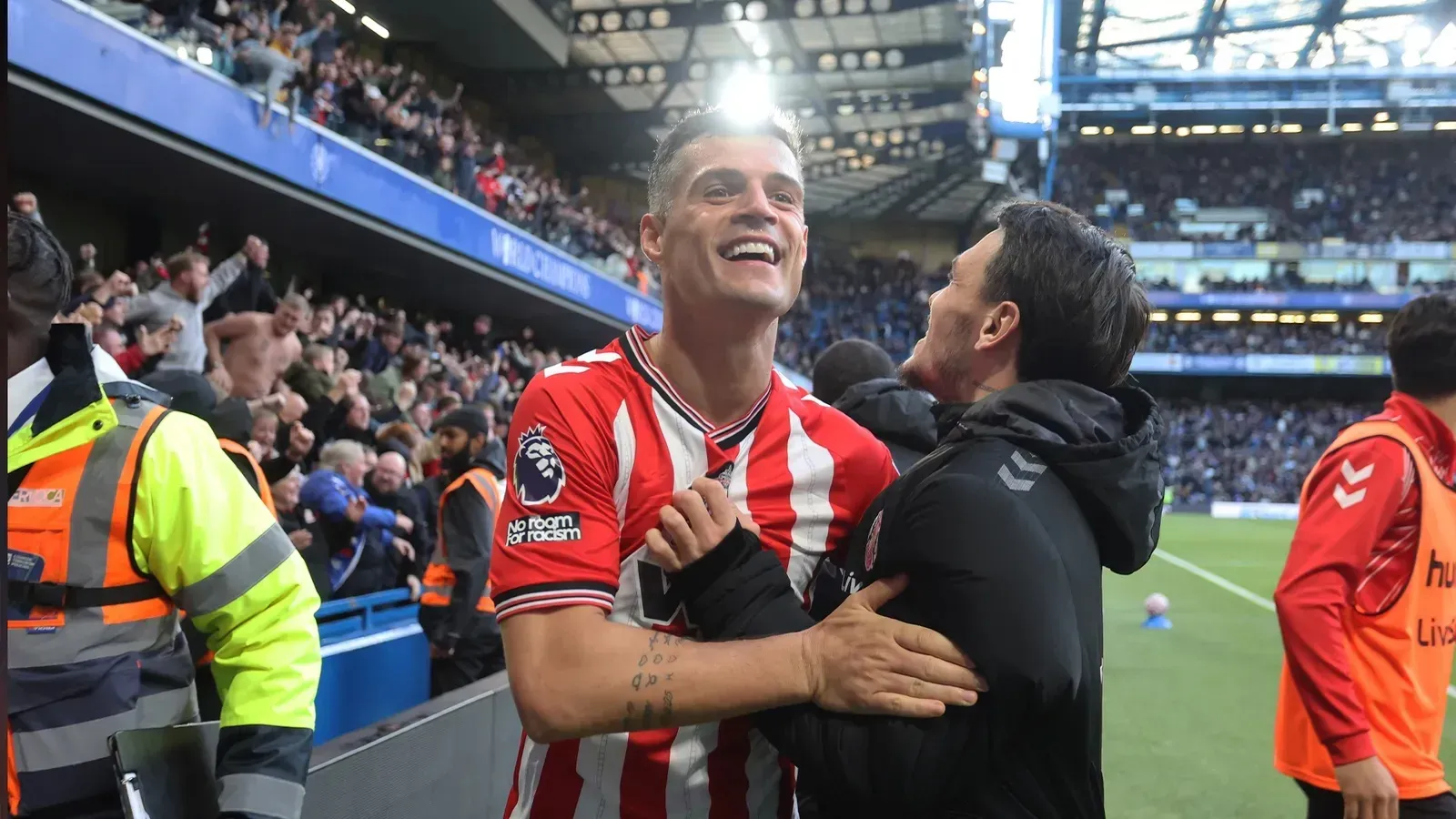 Granit Xhaka, a tanár és Régis Le Bris, a mester ünnepelnek (Forrás: safc.com)