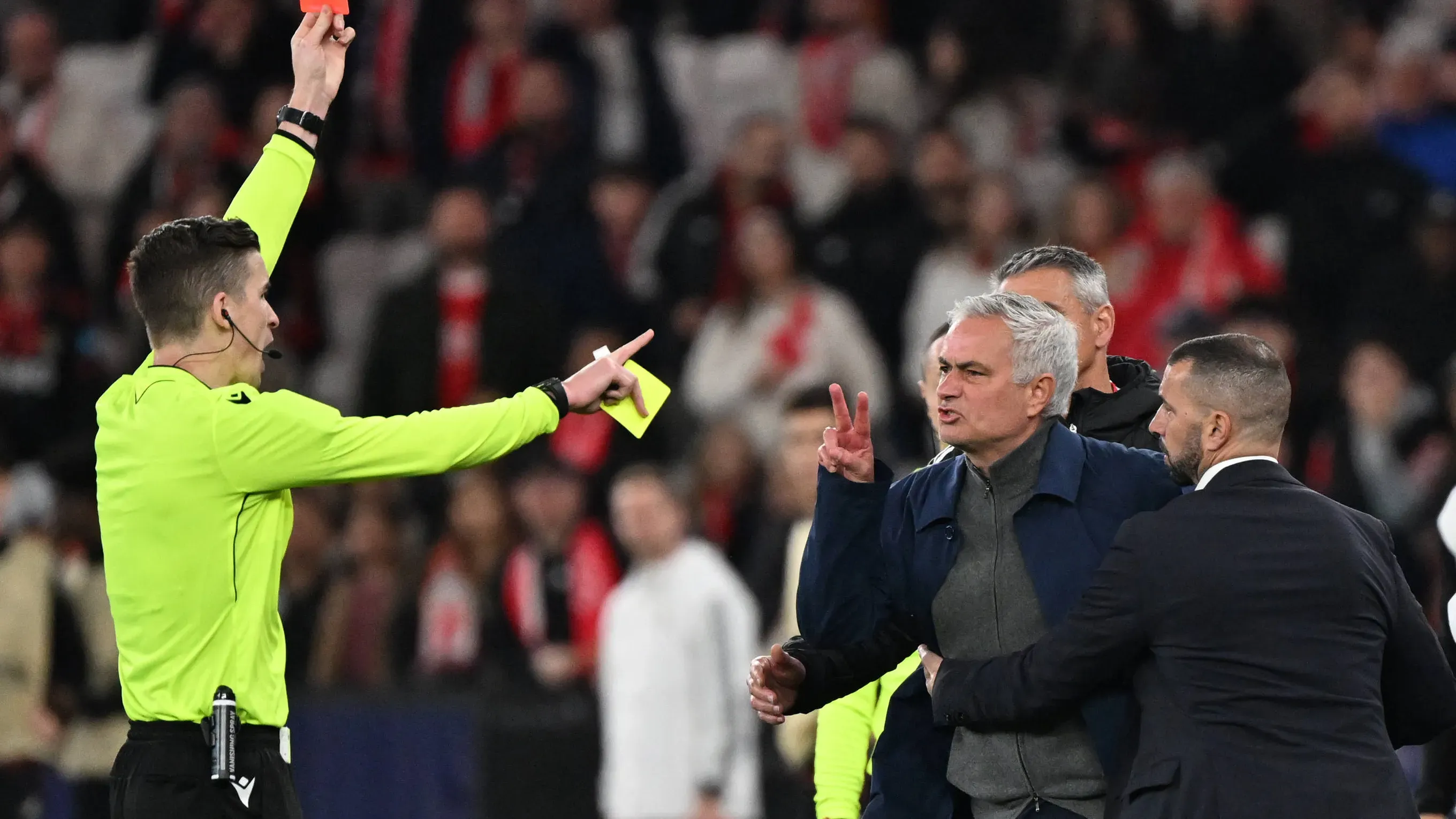 Van, ami örök: Mourinho vs. játékvezetők (Fotó: Imago/Anadolu Agency)