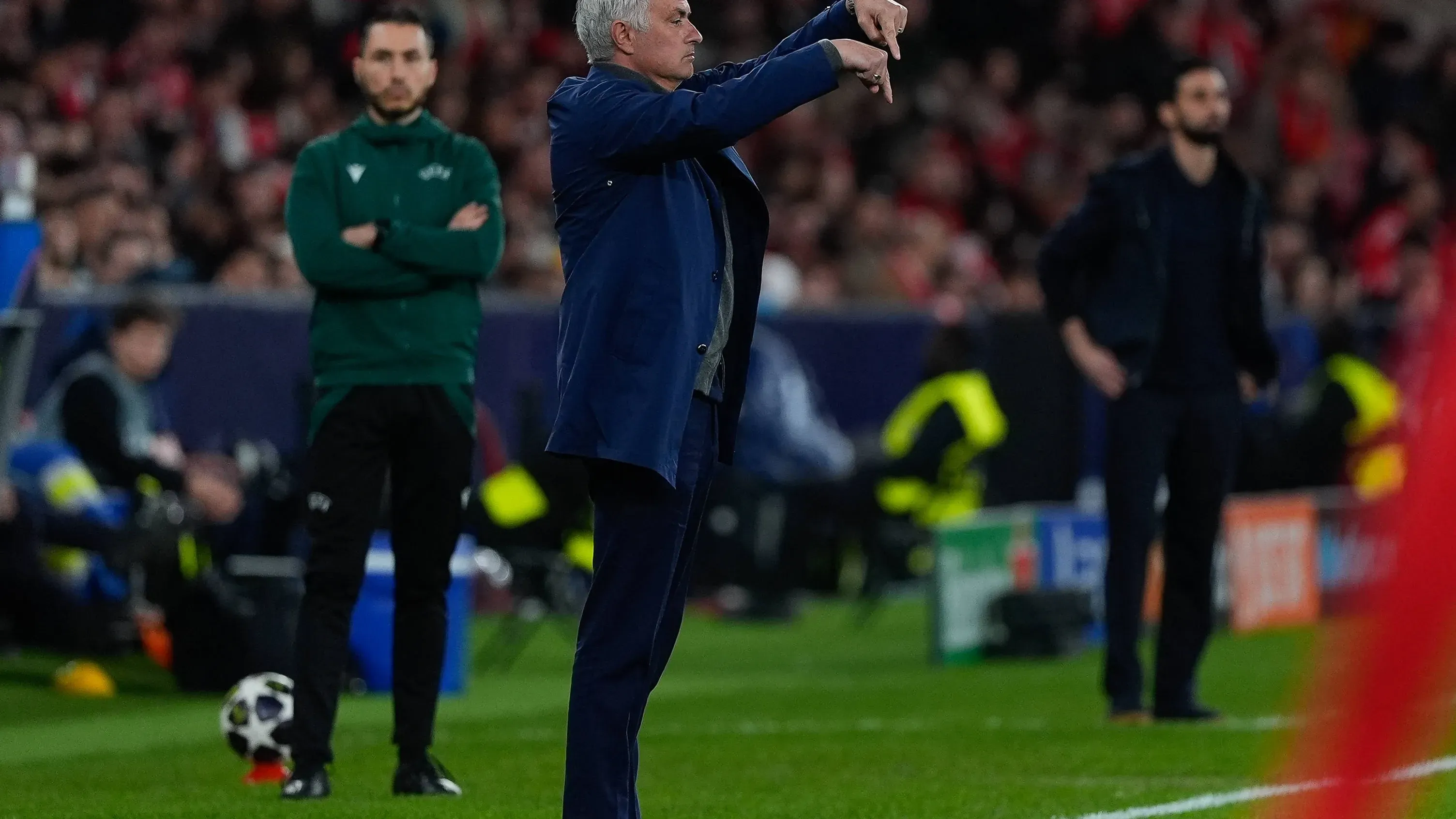 Mögöttem az elődöm? Álvaro Arbeloa és Mourinho a Benfica–Real mérkőzésen