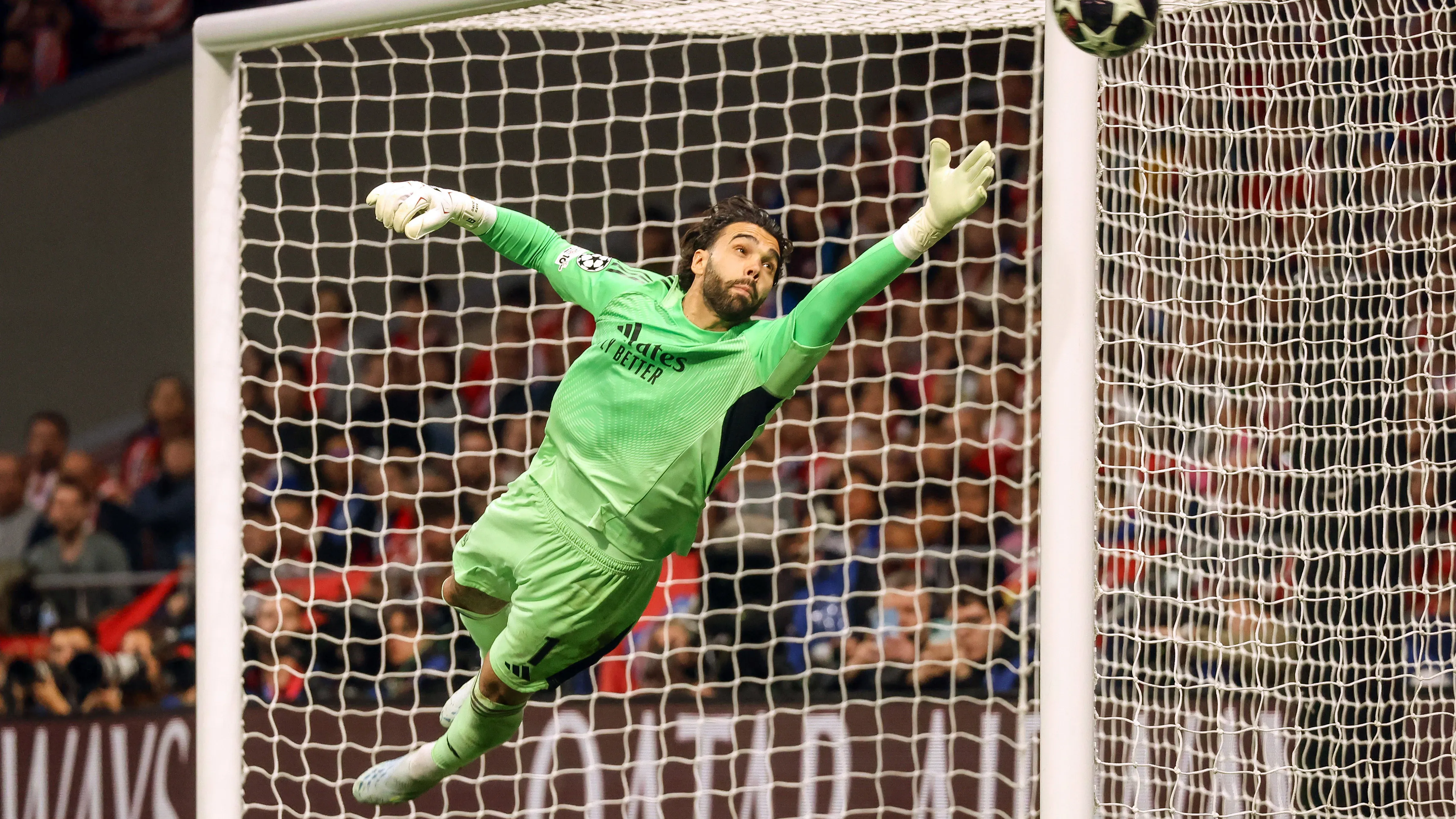 David Rayát egyáltalán nem altatta el, hogy a Premier League legjobb védelme szerepel előtte (Fotó: Imago/AOP Press)