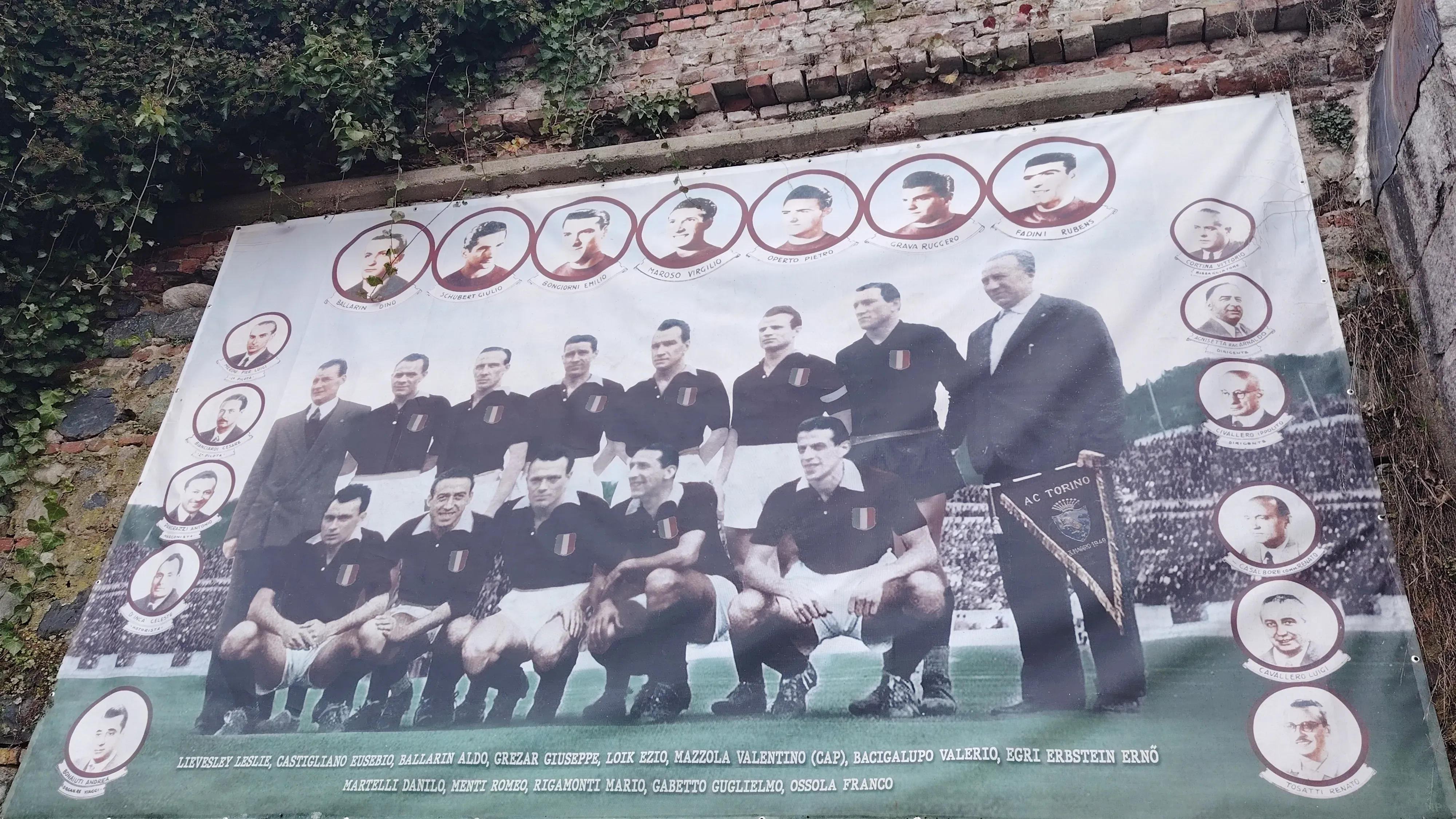 A Superga-bazilika hátsó fala emlékhely (Fotó: a szerző felvétele)