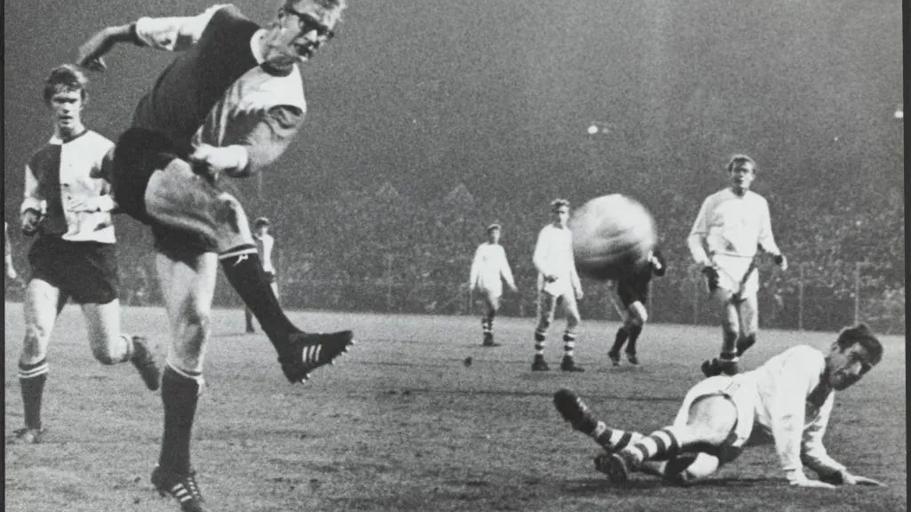 Van Daele kapura lő egy PSV elleni rangandón 1970-ben (Fotó: Bert Verhoeff/Nationaal Archief)