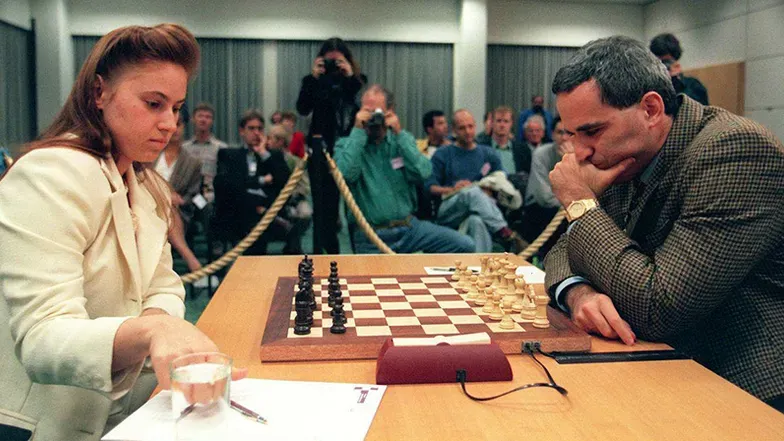 Polgár Judit és Garri Kaszparov ellenfélként (Forrás: Polgár Judit hivatalos Facebook-oldala)