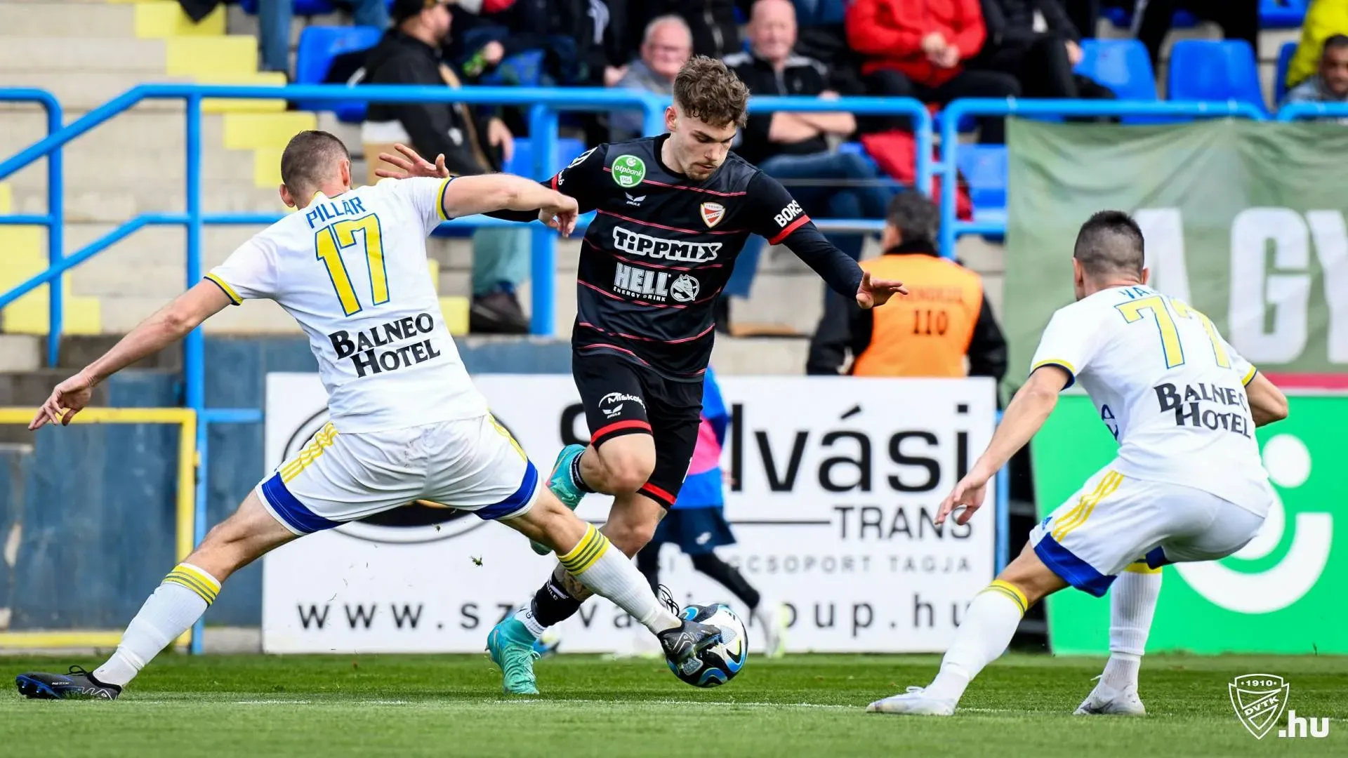 Jurekre most már odafigyelnek az élvonalban is, de néha két védő is csak nehezen tudja megállítani (Forrás: dvtk.hu)