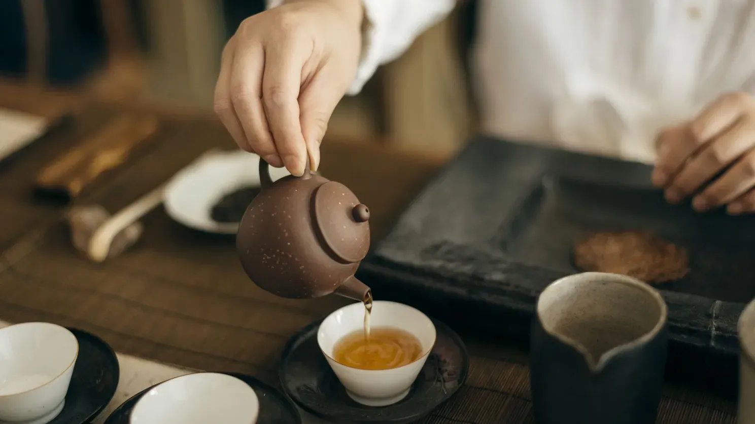 A kungfu kifejezés a teakészítés szertartására is vonatkozhat (Forrás: thespruceeats.com)