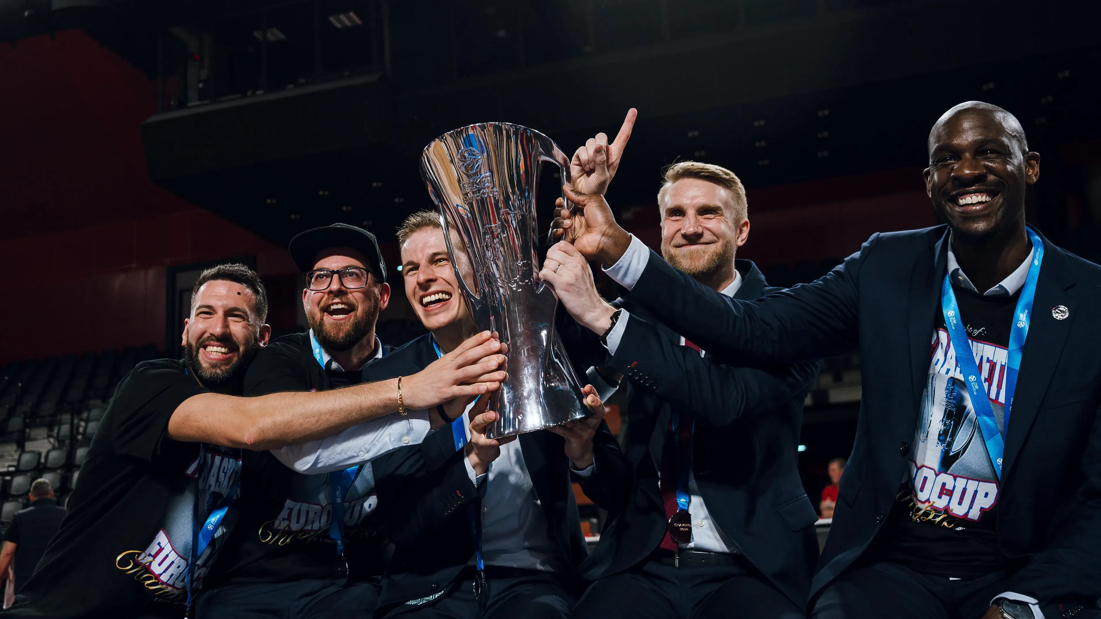 Kovács Adrián (balról a második) más a második európai trófeáját nyerte Tuomas Iisalo segítőjeként (Forrás: Paris Basketball)