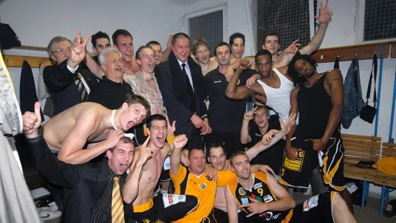 A 2008-as bajnoki címet már az öltözőben elkezdték ünnepelni a Falco kosarasai (Forrás: Falco KC Szombathely)