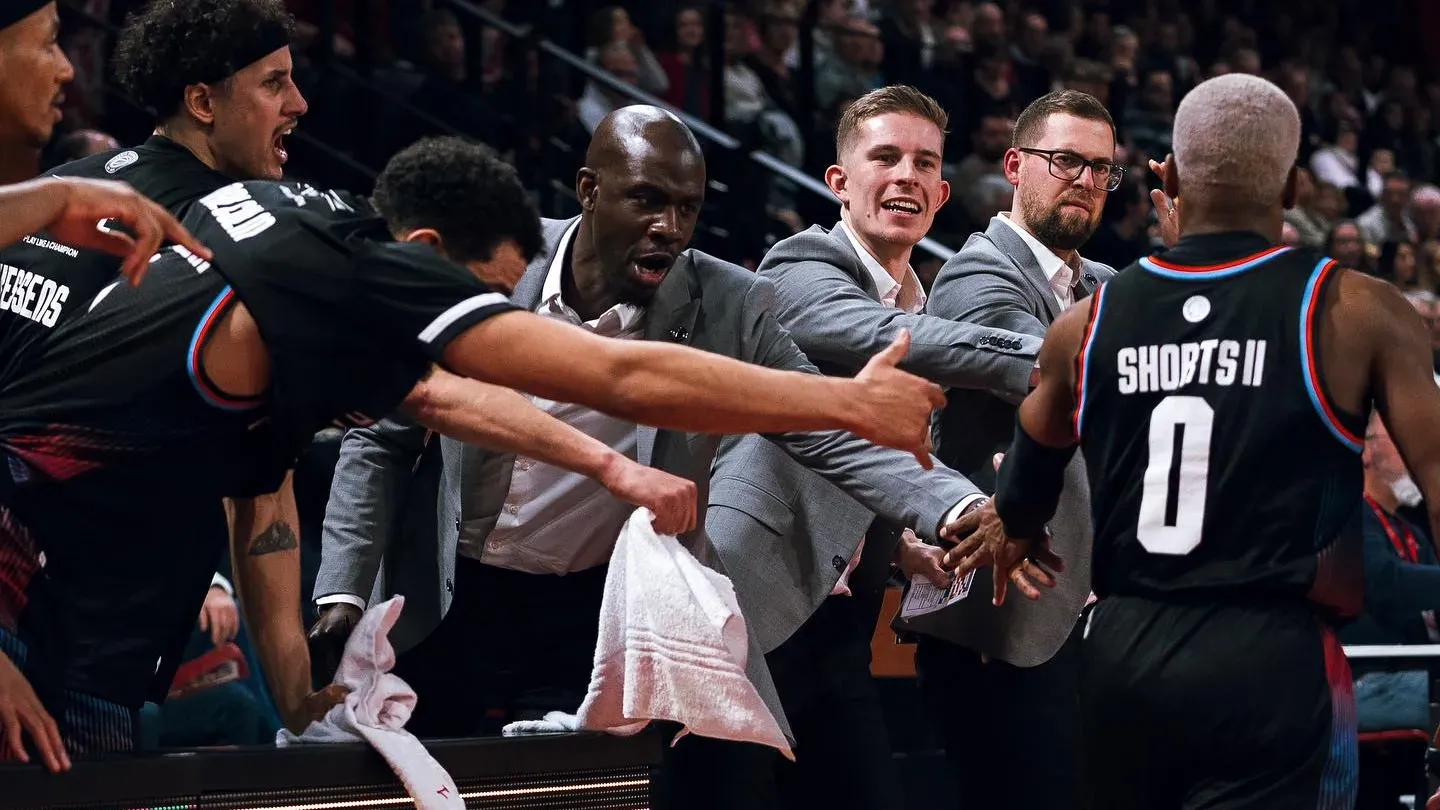 A kispadon épp TJ Shorts kosarának örül (Forrás: Paris Basketball)