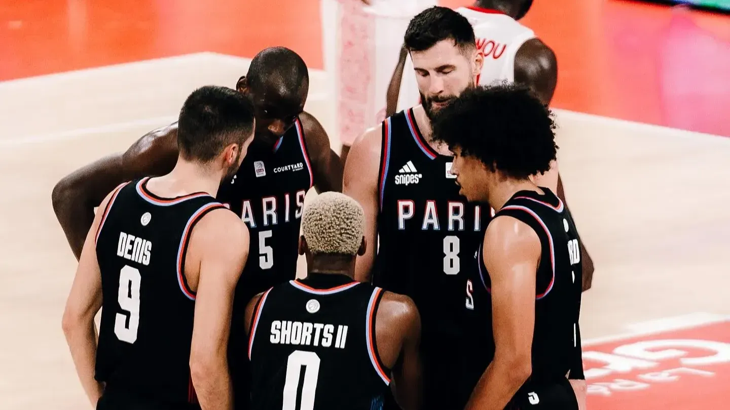 TJ Shorts éppen eligazítja a játékostársait a meccs előtt (Forrás: Paris Basketball)