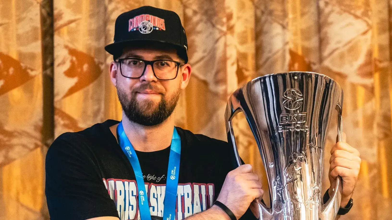 Kovács Adrián a trófeával a kezében (Forrás: Paris Basketball)