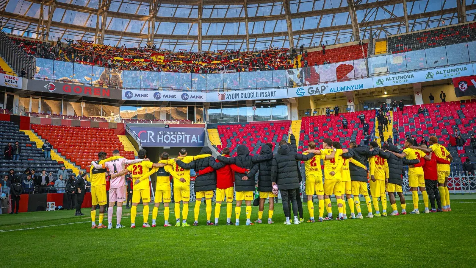 A szurkolók nagyon lelkesen követik idegenbe is a csapatot (Forrás: Göztepe Spor Kulübü)
