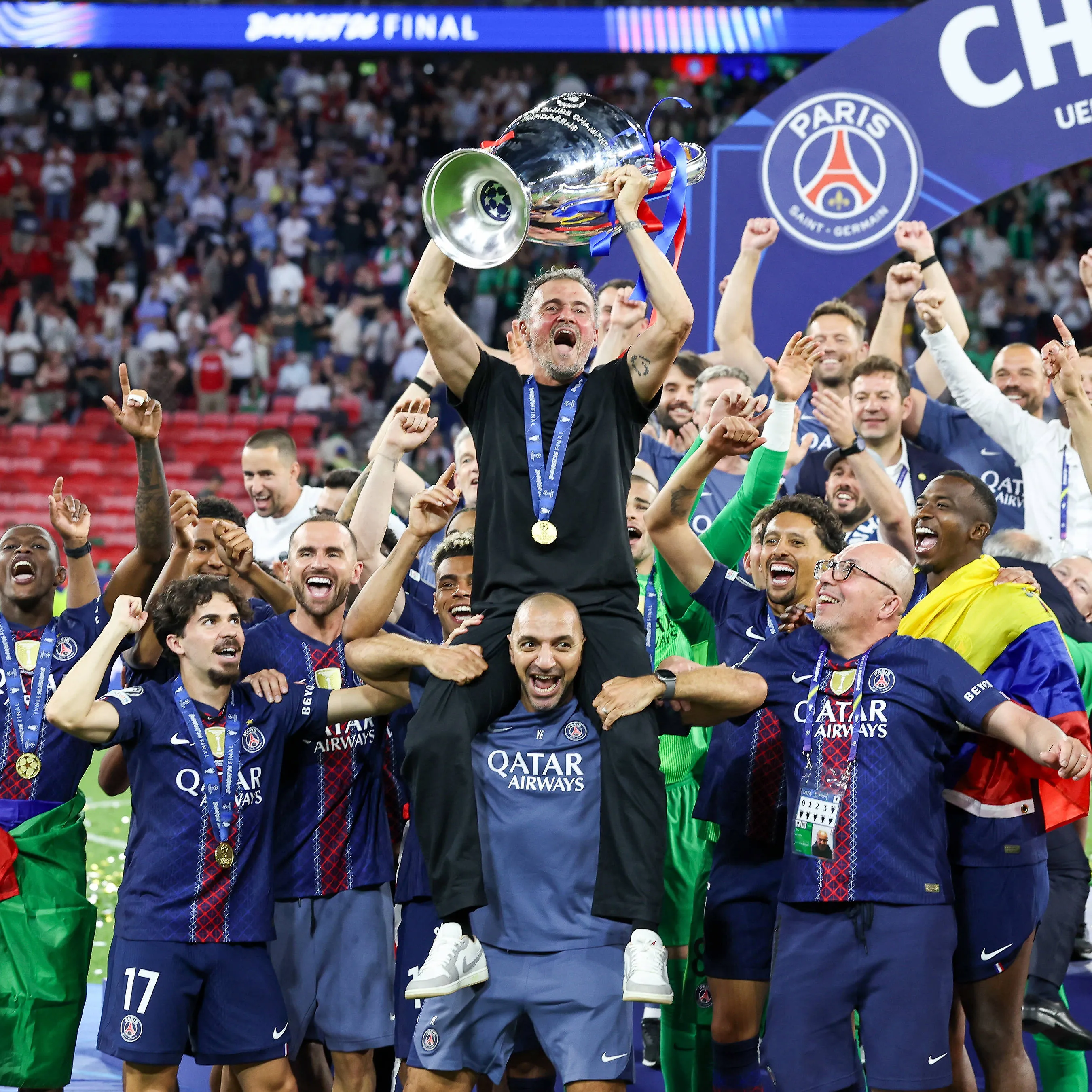 Luis Enrique a trófeával (fotó: IMAGO/Chris Foxwell)