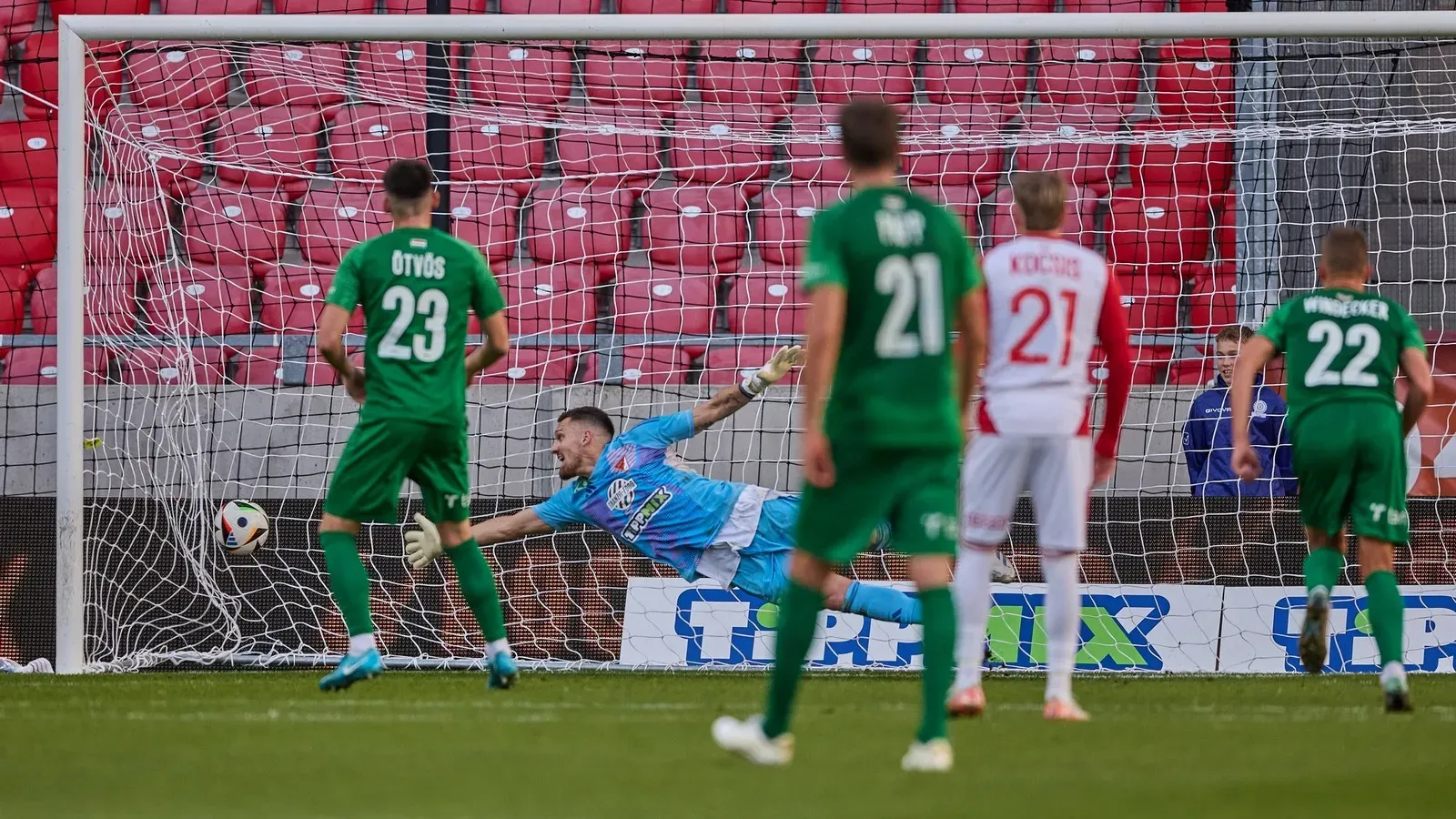 Megyeri Balázsnak ötször kellett kivennie a labdát a hálóból, de rajta múlt legkevésbé a Paks elleni kiütés (Forrás: paksifc.hu)