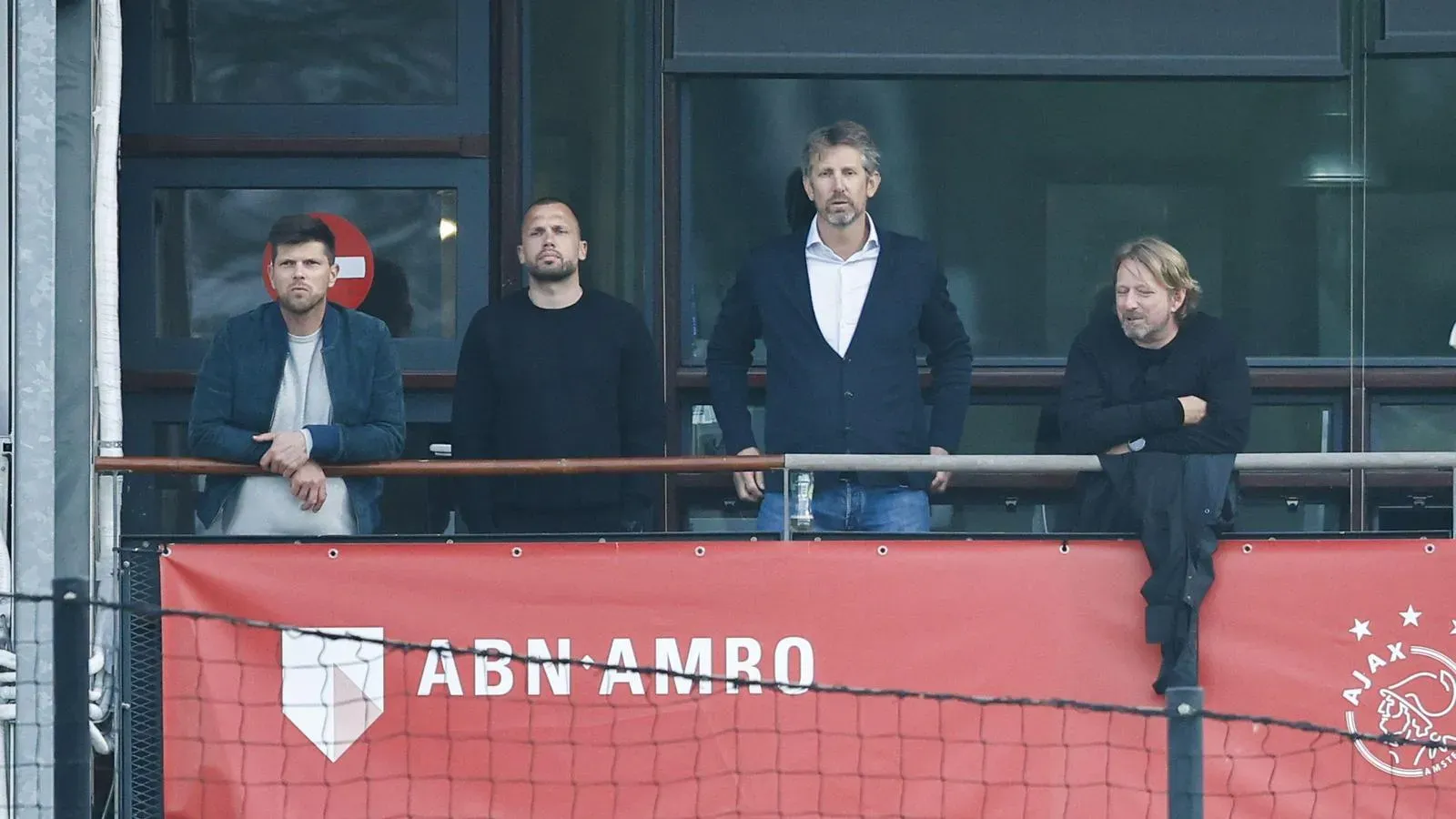 Mislintat (balra) klublegendák társaságában az U21-es csapat mérkőzésén (Fotó: Pro Shots / Sipa USA)