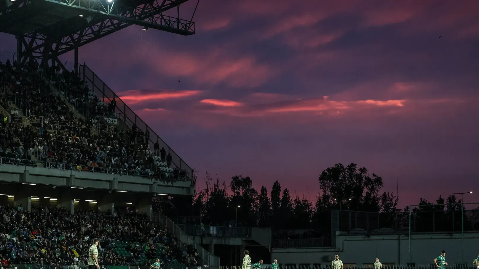 A hűvös idő és a szakadó eső ellenére a mérkőzés közben mégis aranyszínűbb lett az égbolt Győr fölött (Forrás: mlsz.hu)