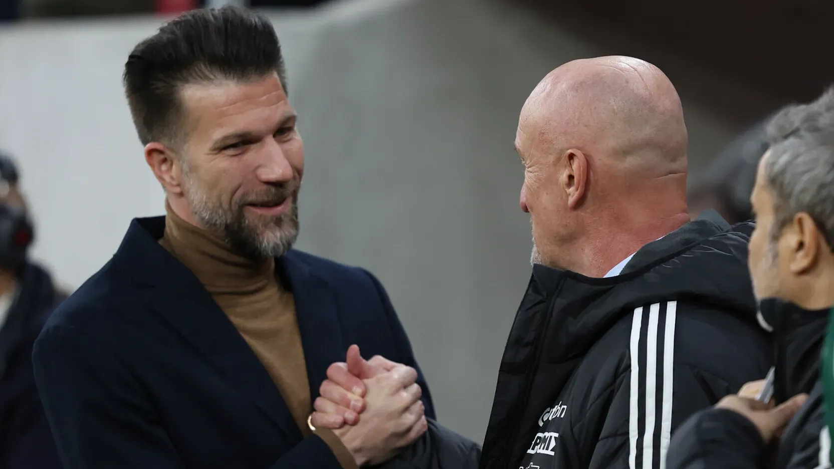 Bostjan Cesar mérkőzés előtti kézfogása Marco Rossival (Forrás: mlsz.hu)