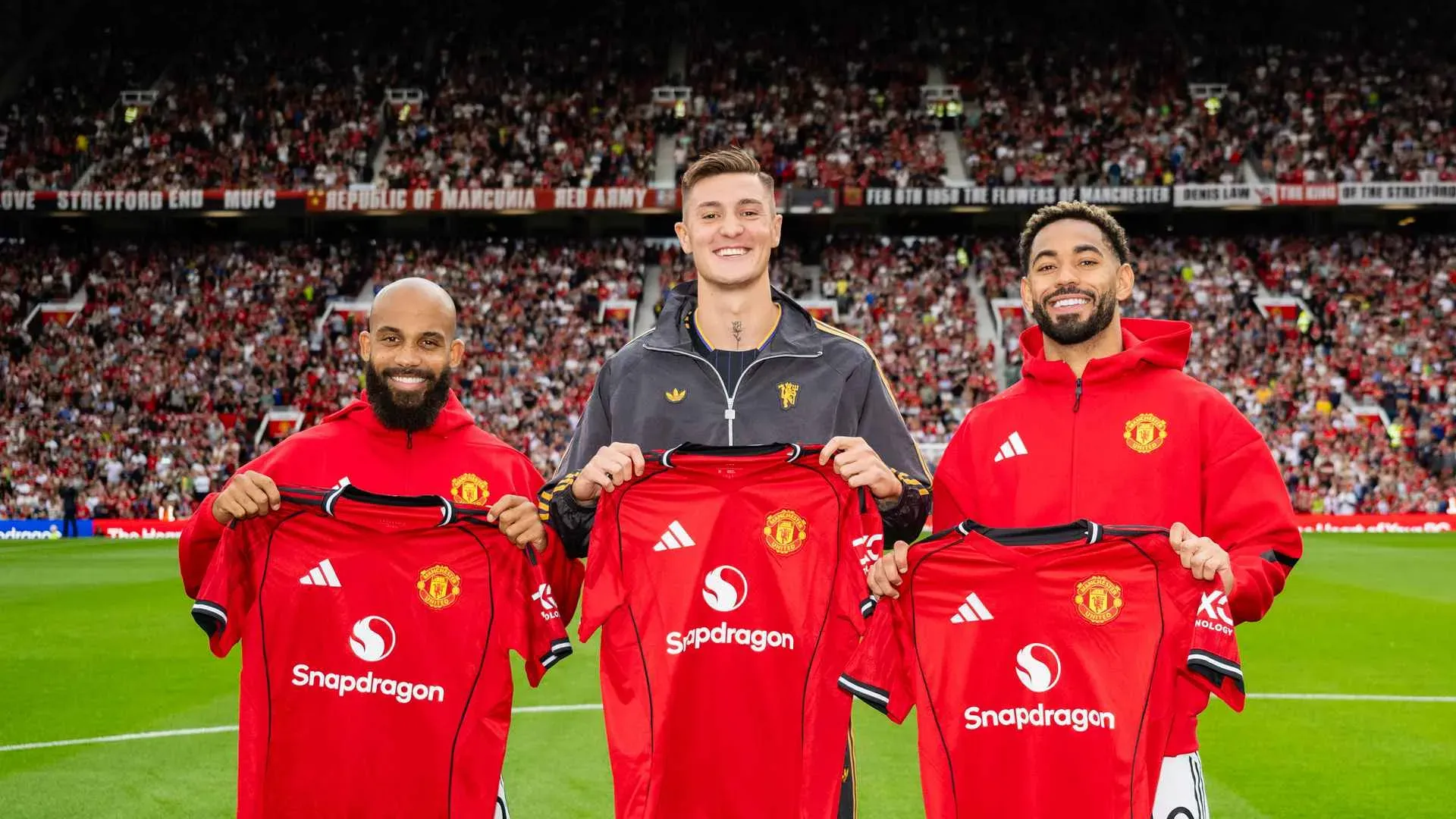 A 200 millió fontért szerződtetett támadóhármas egyelőre adós a gólokkal és a jó teljesítménnyel (Forrás: manutd.com)