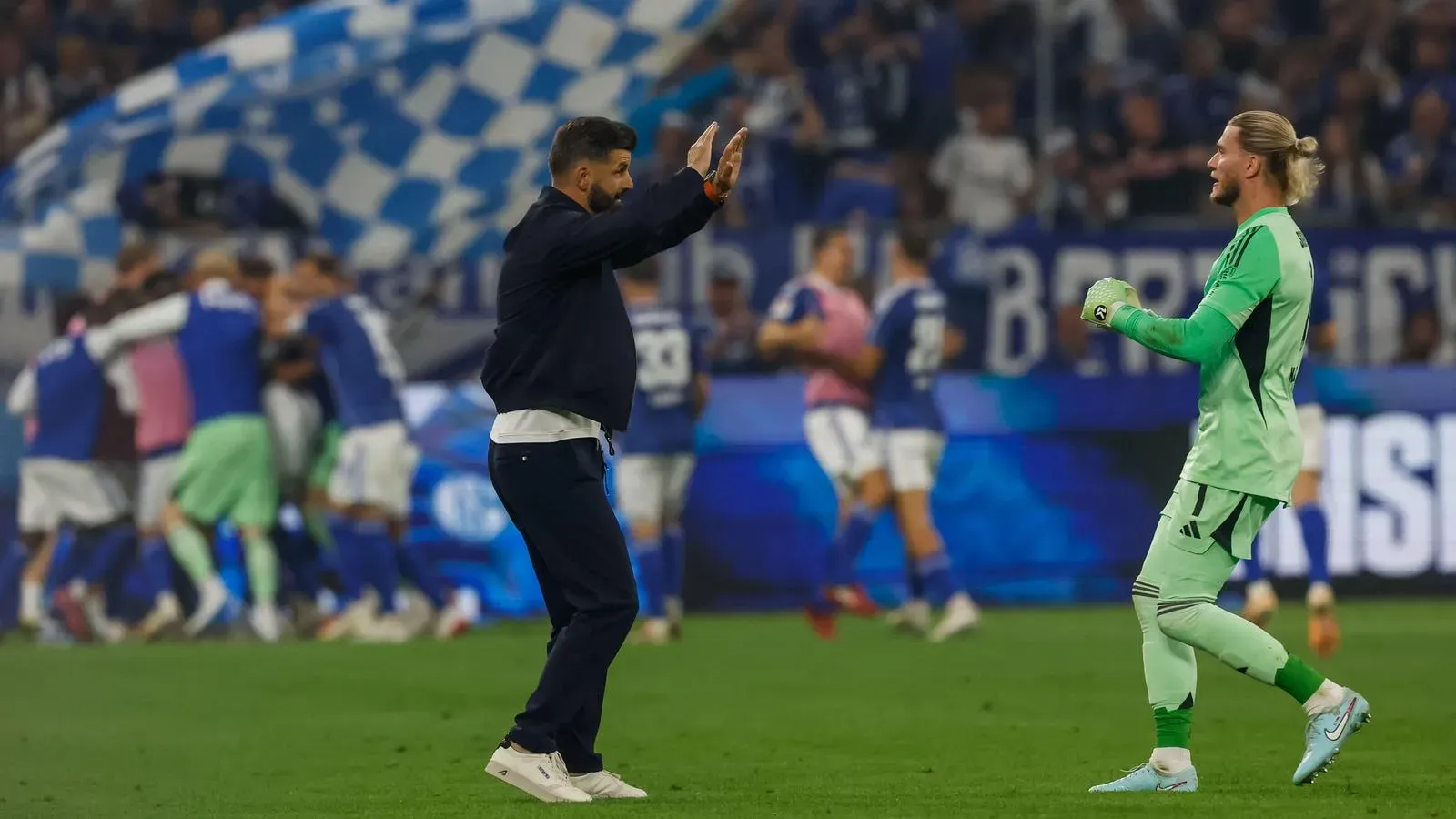 Muslic és Karius ünneplik a VfL Bochum elleni győzelmet (Fotó: Marcel ter Bals/MTB-Photo/Alamy Live News)