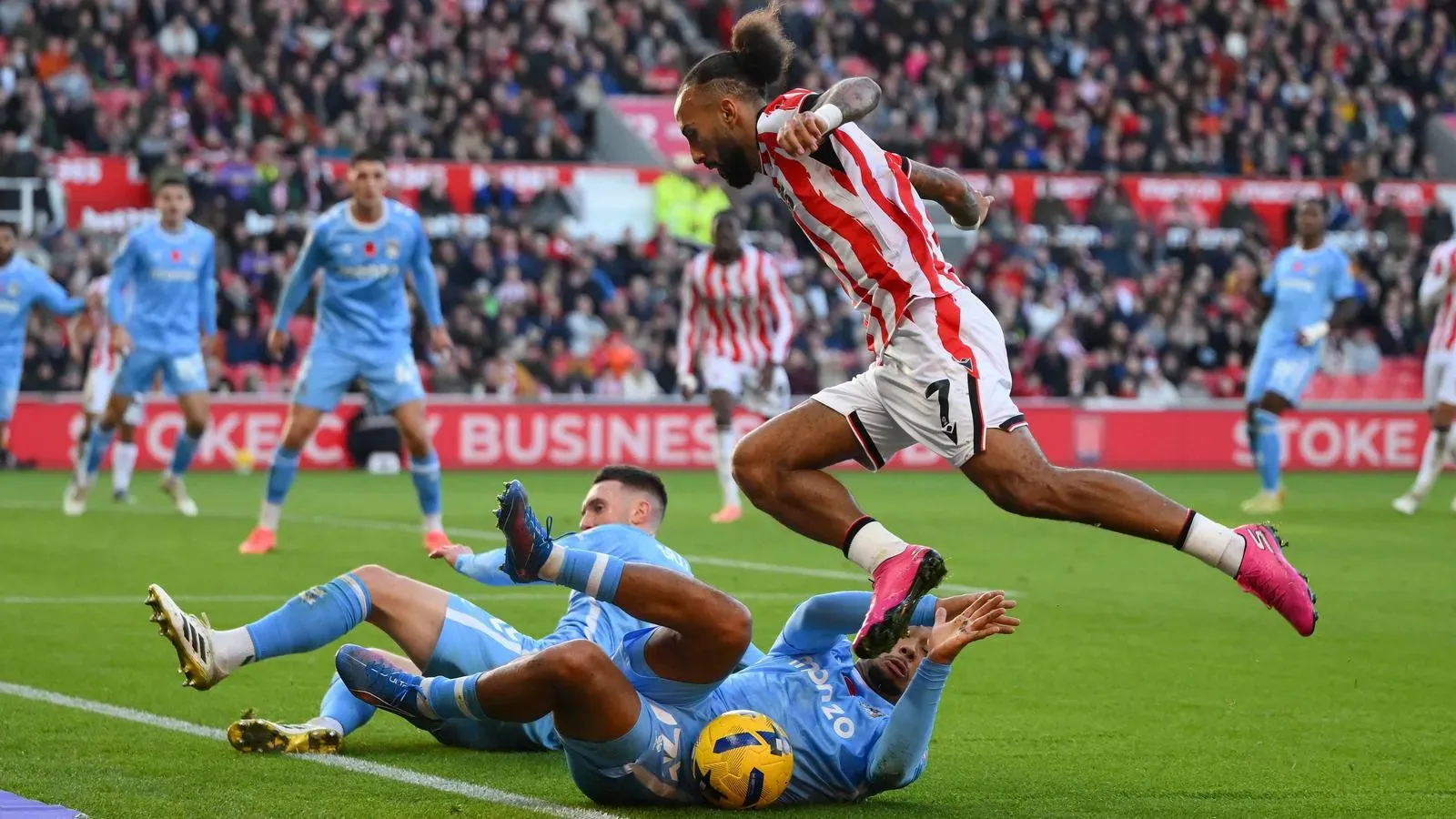 Önfeláldozó védekezés a Britannia Stadiumban (Fotó: Jon Hobley / MI News)