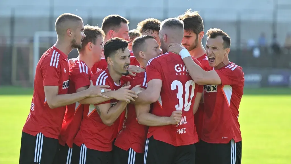 Ritka pillanat: gólt ünnepelhetnek a pécsi játékosok (Forrás: PMFC Facebook)