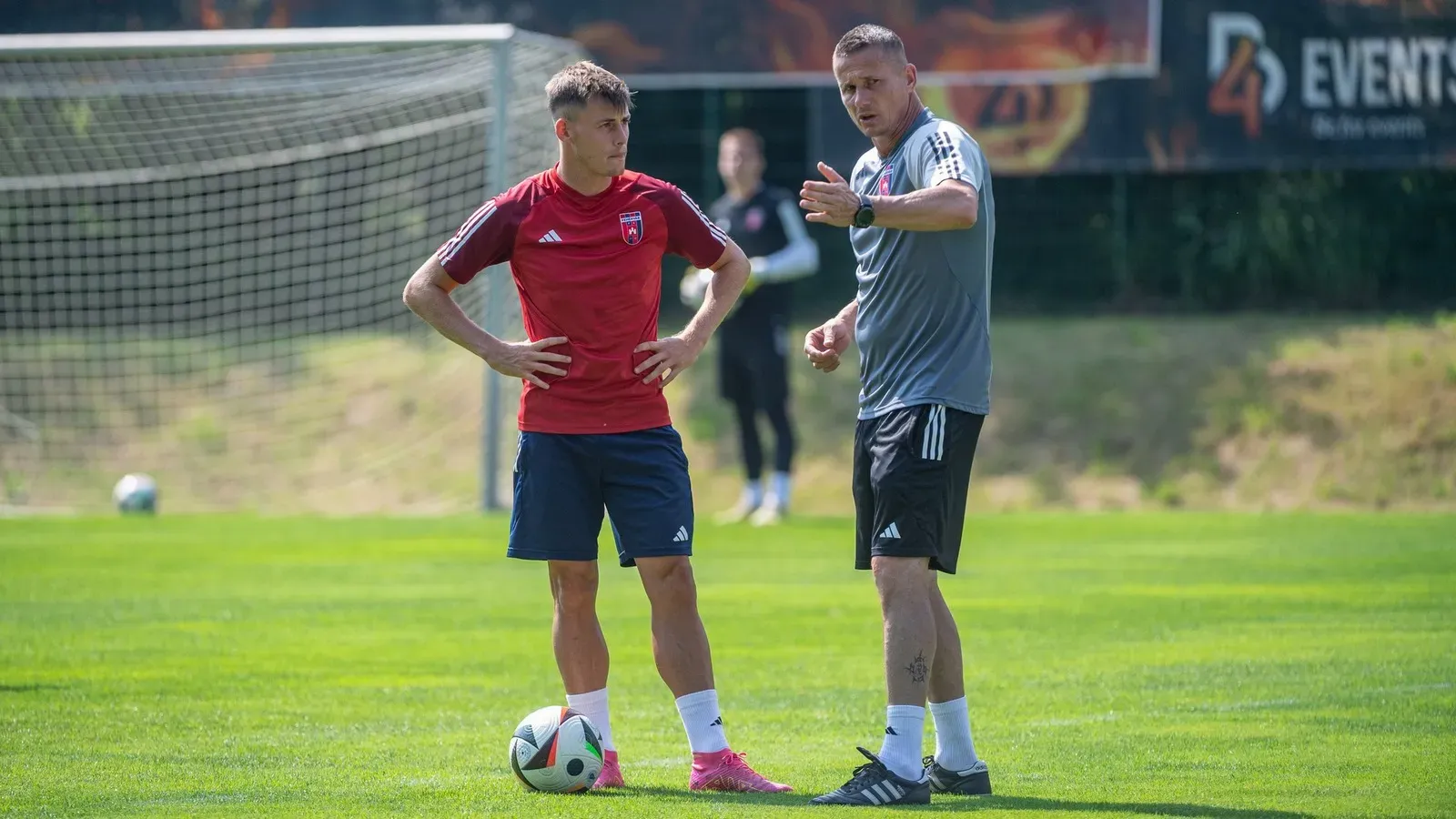 Pető Tamás Schön Szabolcsot instruálja: mindkettejükön sok múlik majd (Forrás: Fehérvár FC Facebook)