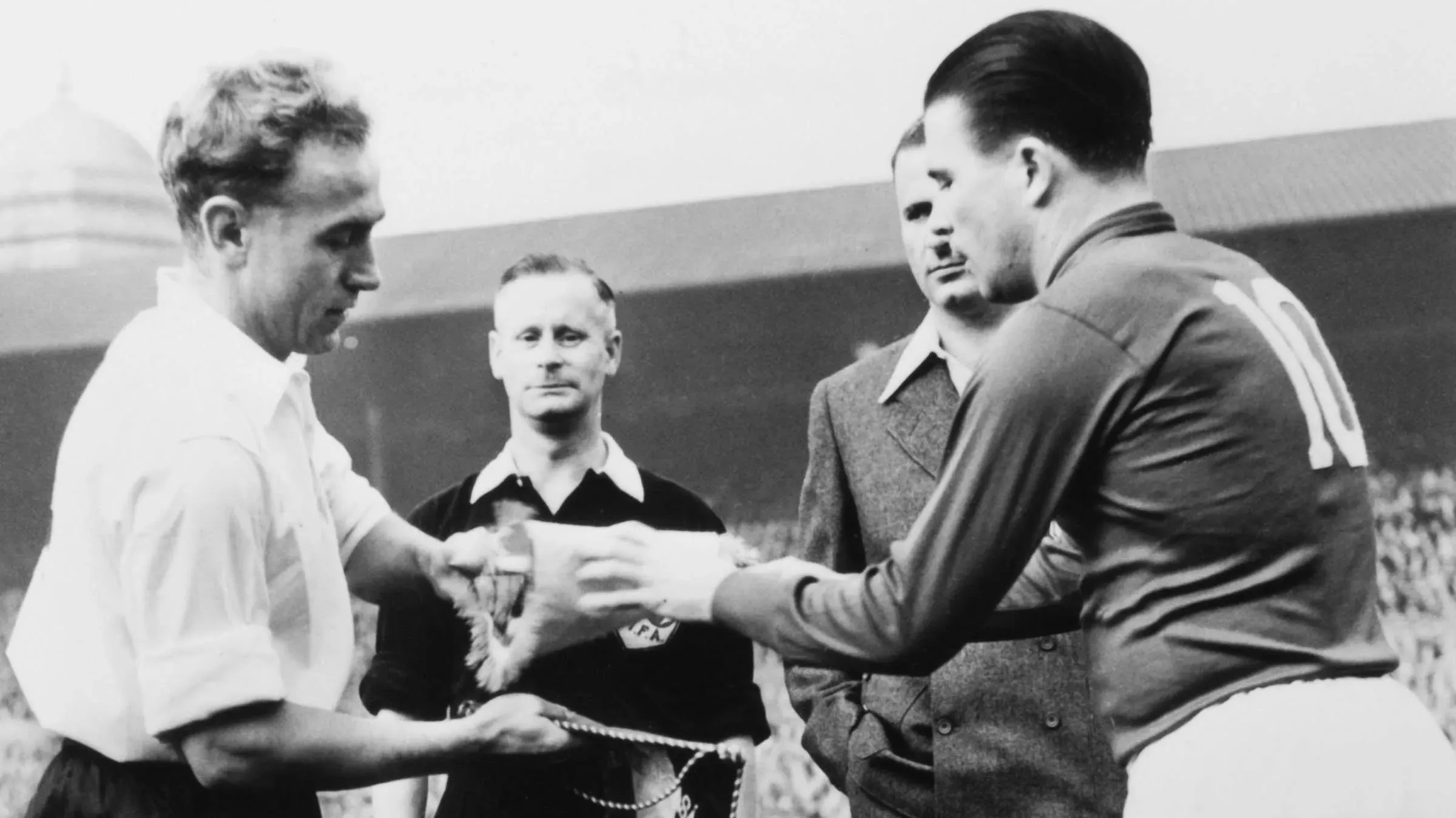 A legendás mérkőzés, a legendás kézfogás, a legenda kezdete