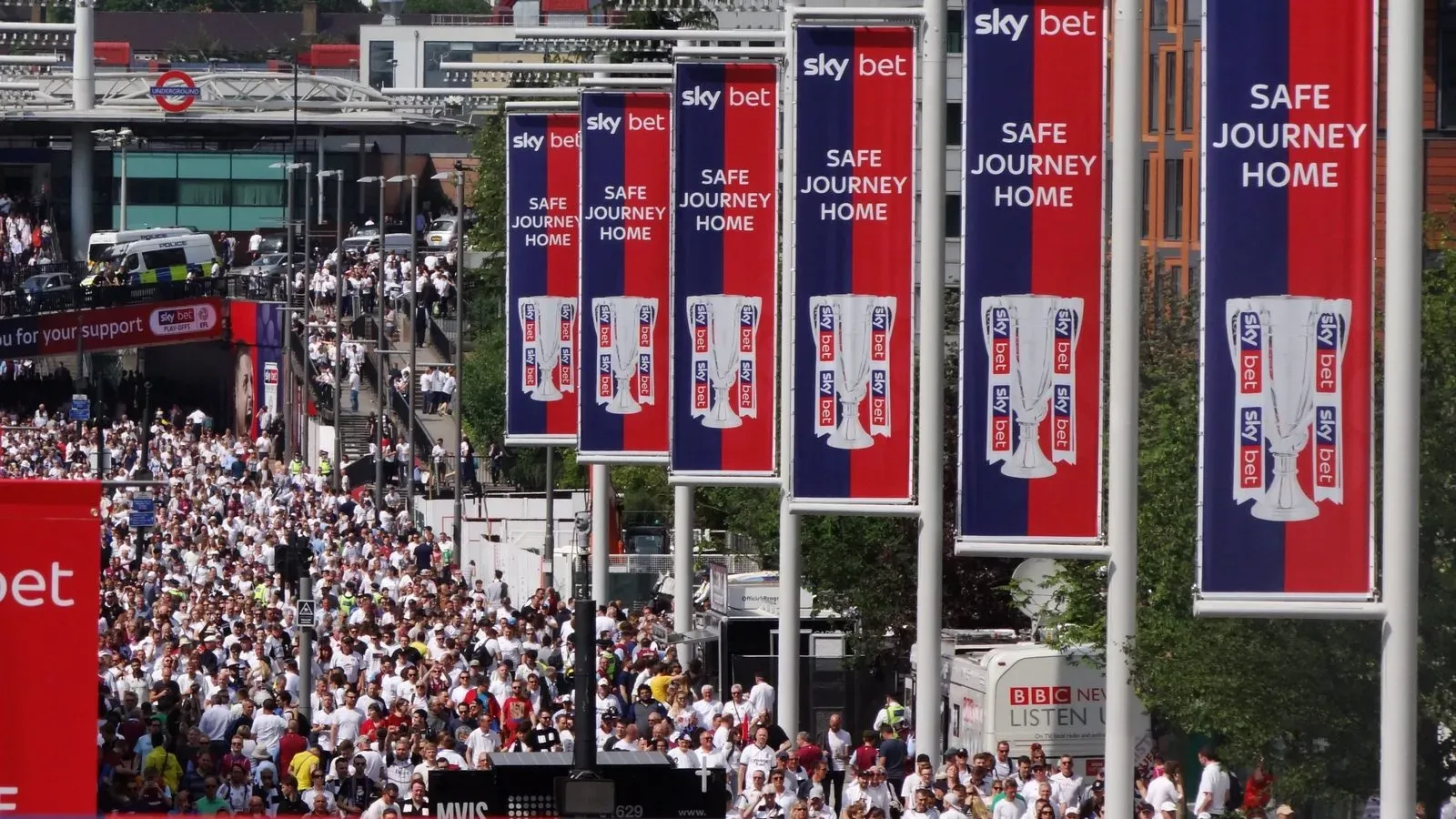 A feljutásról döntő mérkőzések iránt mindig nagy az érdeklődés (Fotó: Ben Sutherland / EFL)