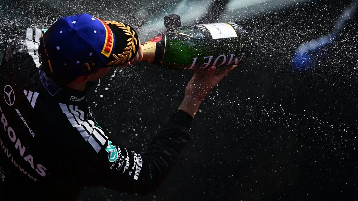 Russell pezsgőzik F1 X.jpg 16:9