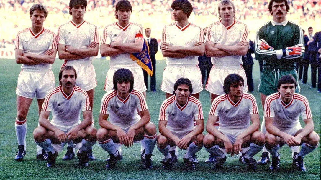 Az 1986-ban BEK-győztes Steaua Bölönivel (az álló sor bal szélén), a kispadon pedig Jenei Imre