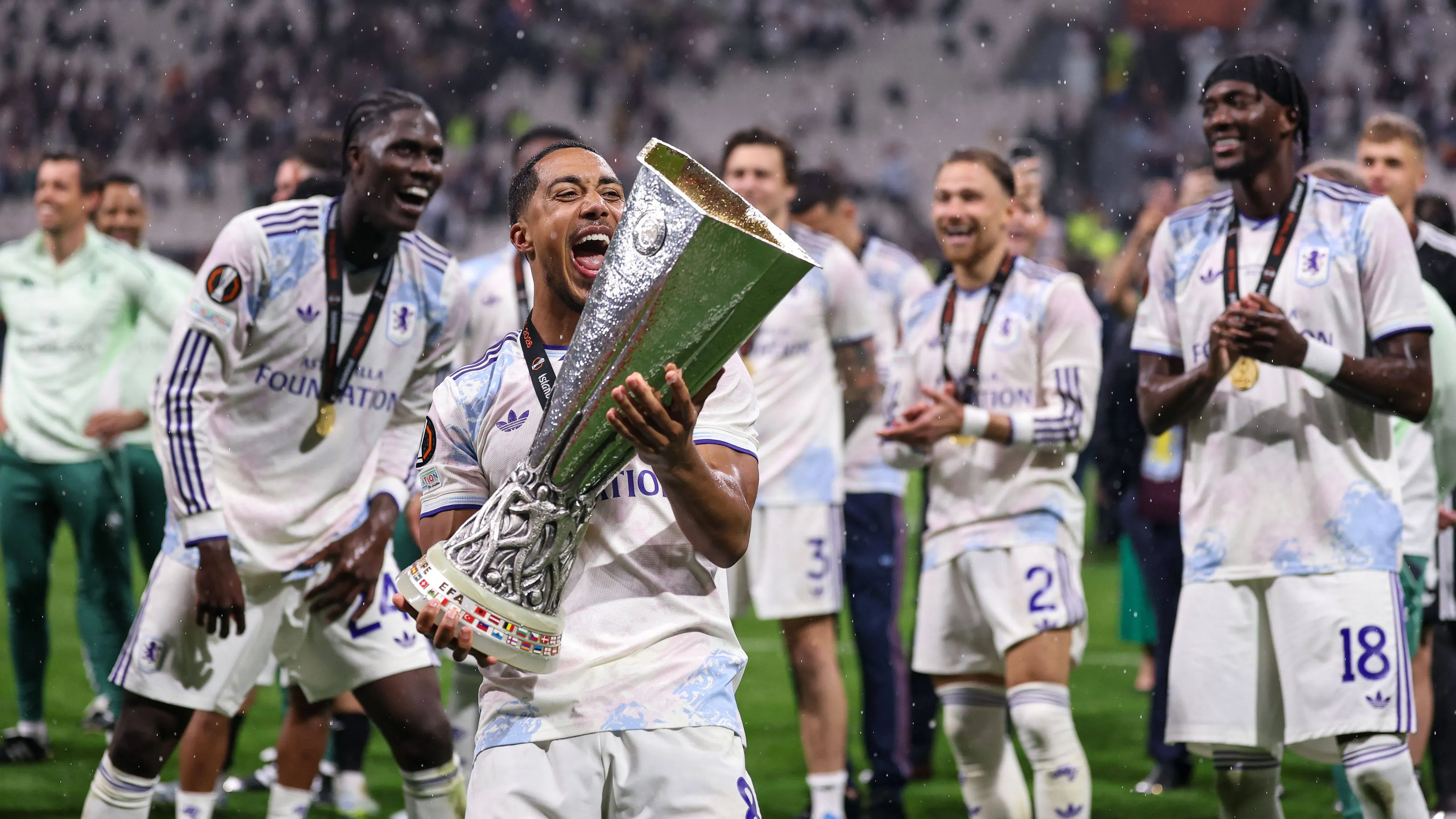 Tielemans a kupával (fotó: Imago/Raddah Jebarah)