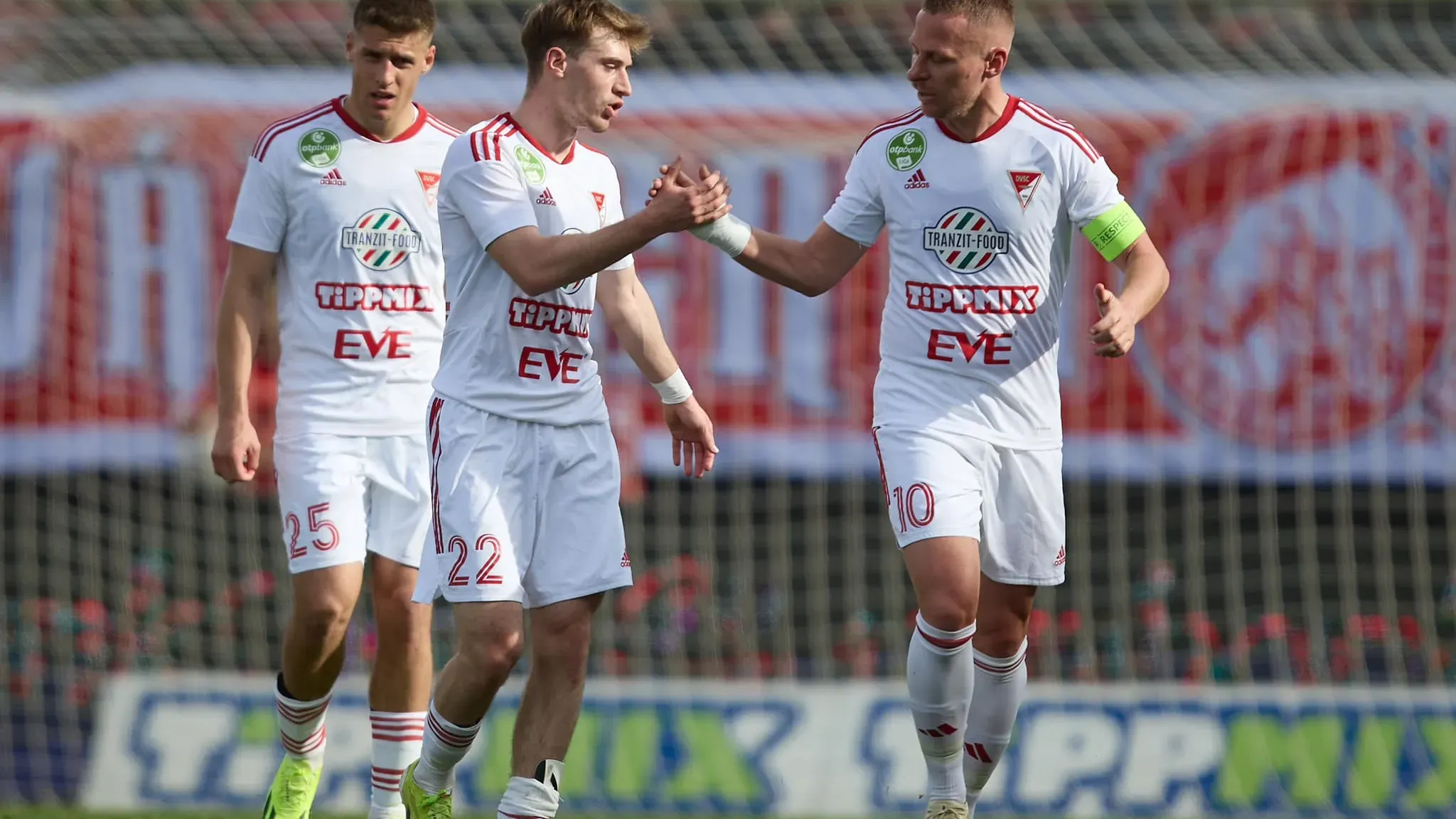 Vajda (22) egyre többször fogadhatja Dzsudzsák Balázs gratulációját is (Forrás: Debreceni VSC Facebook)