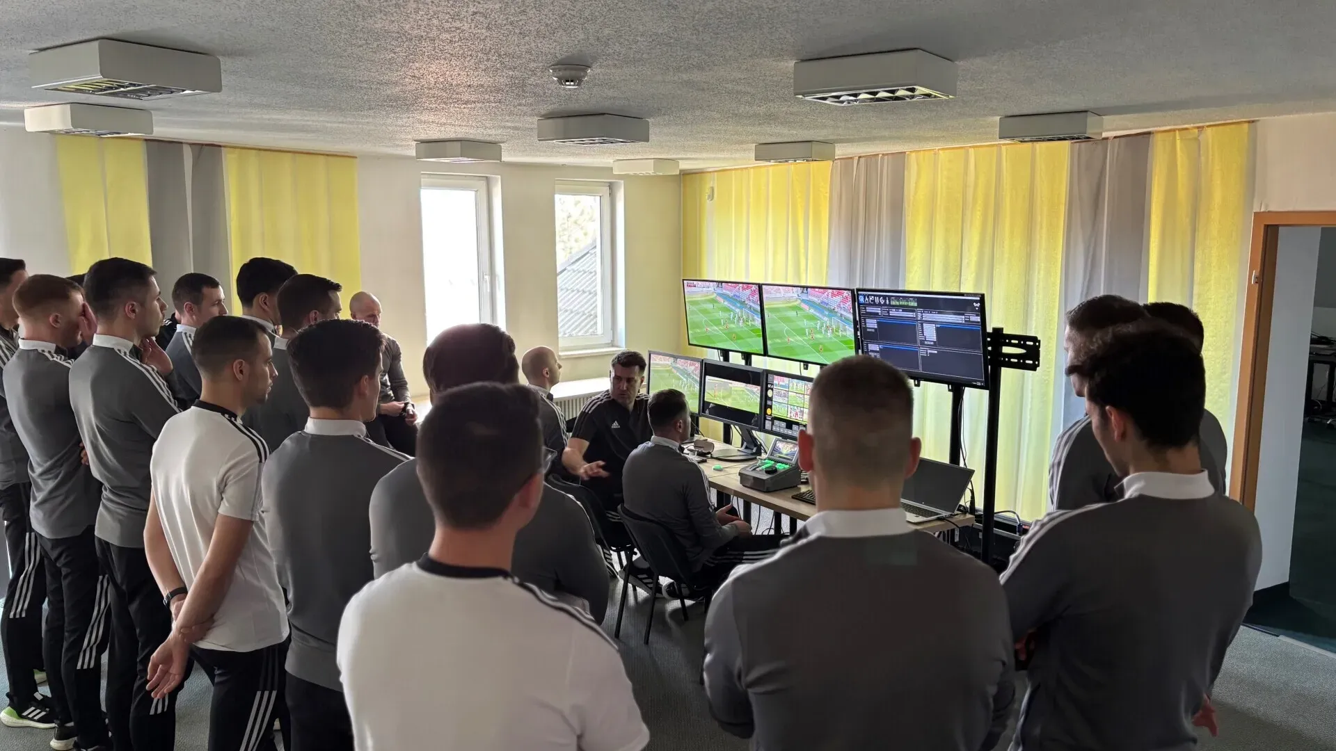 A játékvezetőkre folyamatos képzés vár, egyre szigorúbbak a követelmények (Forrás: mlsz.hu)