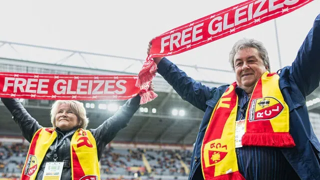 Gleizes szülei a Lens által szervezett barátságos mérkőzésen (Fotó: assets-cms.thescore.com)