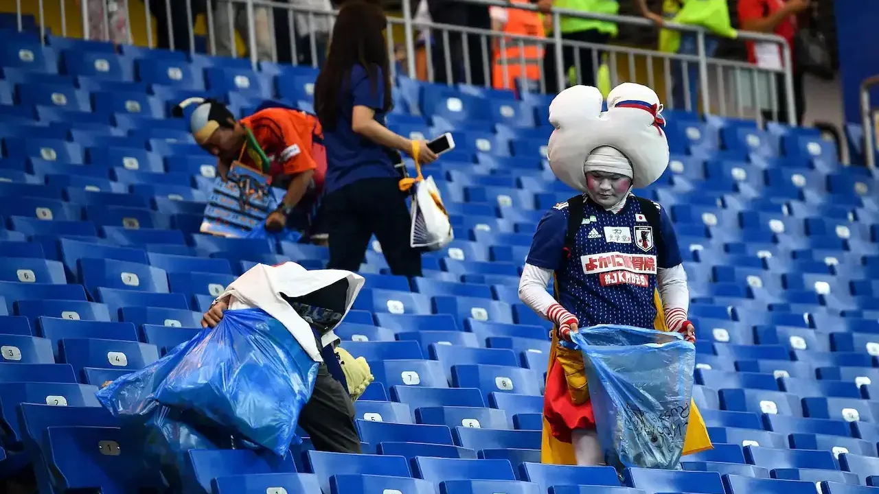 Példamutatás az egész világnak – a 2018-as oroszországi világbajnokságon a japán szurkolók a mérkőzés után összeszedték a szemetet a szektorukban (Fotó: Zhong Zhenbin/AP)